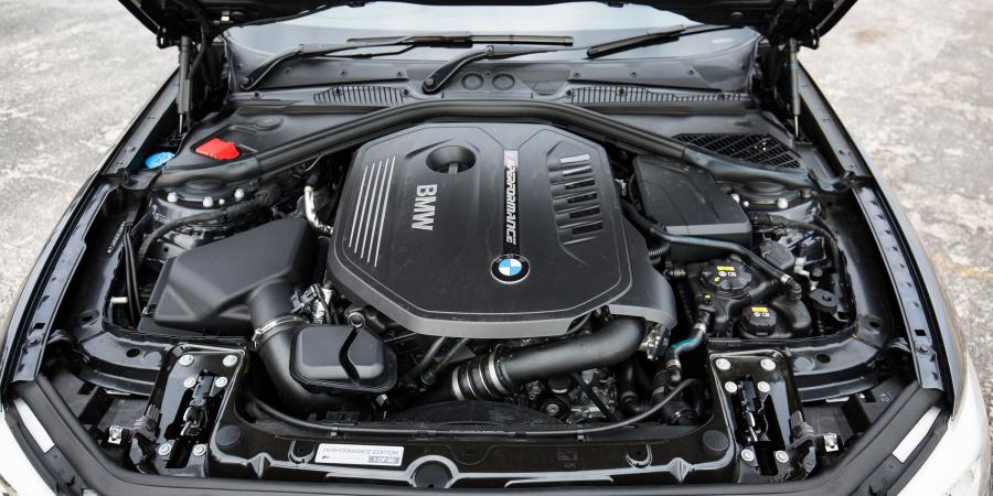 Моторный отсек BMW M140i Performance Edition (F20) 2017 года  (AU) (фото 11 из 25)